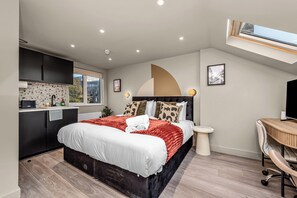 Desk, iron/ironing board, travel crib, WiFi - Radiant Studio Nook with Full Kitchen (London)