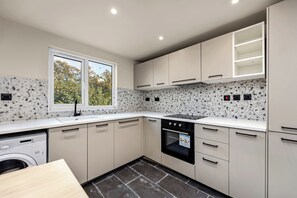 Geladeira, fogão, cooktop, cafeteira/chaleira