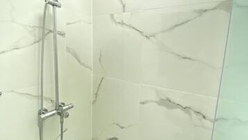 Regadera, secadora de cabello, toallas, jabón