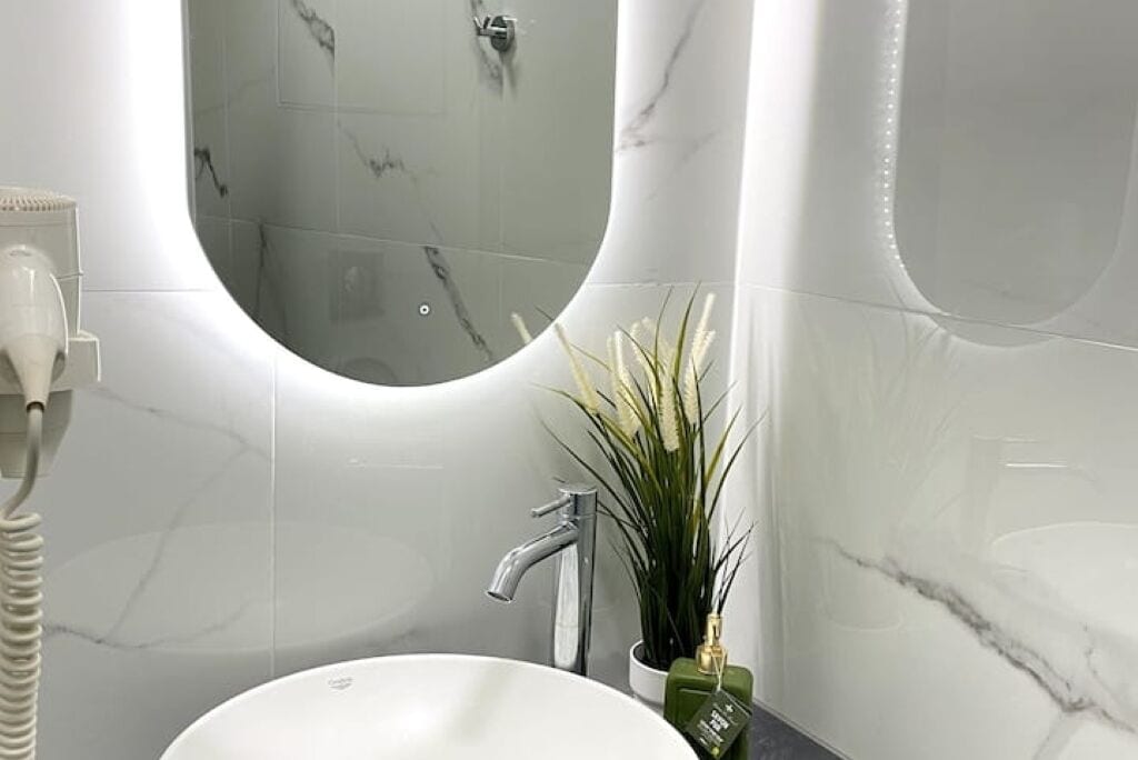 Een douche, een haardroger, handdoeken, zeep