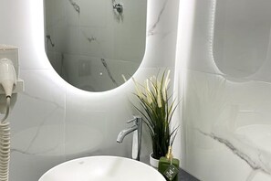 Douche, séchoir à cheveux, serviettes fournies, savon