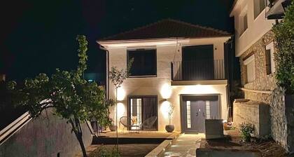 Patio & Lake View ⭐️ Old Town Stylish & Central