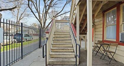 Cozy Upstairs Studio Near Downtown and the River