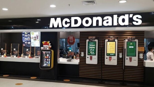 A McDonald's restaurant with self-service kiosks and a Family Box display. - CONDOMÍNIO RESIDENCIAL VITÓRIA 3 (São Paulo)