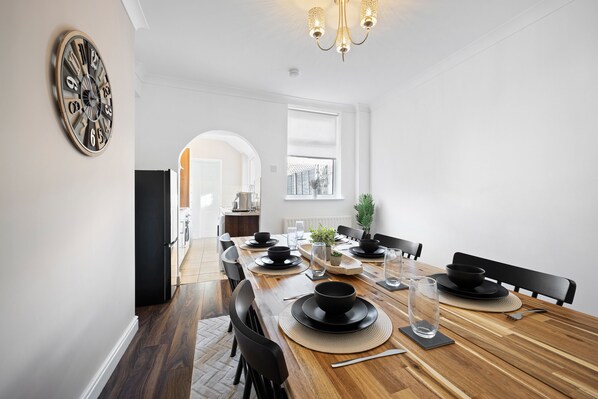 Dining - Mid-Long Stay| Contractors | Families | Relocators Free Parking & Fast Wi-FI (Lincoln)