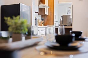 Fridge, microwave, oven, stovetop - Mid-Long Stay| Contractors | Families | Relocators Free Parking & Fast Wi-FI (Lincoln)