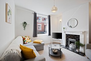 Smart TV - Mid-Long Stay| Contractors | Families | Relocators Free Parking & Fast Wi-FI (Lincoln)