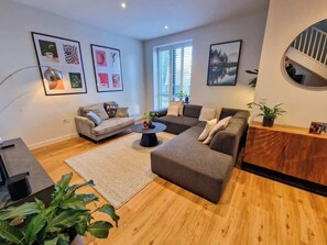 TV, offices - Premium City Centre 3Bed Home by City SuperHost (Manchester)