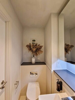 Dusche, Haartrockner, Handtücher, Shampoo