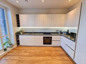 Fridge, microwave, oven, stovetop - Premium City Centre 3Bed Home by City SuperHost (Manchester)