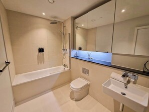 Shower, hair dryer, towels, shampoo - Premium City Centre 3Bed Home by City SuperHost (Manchester)