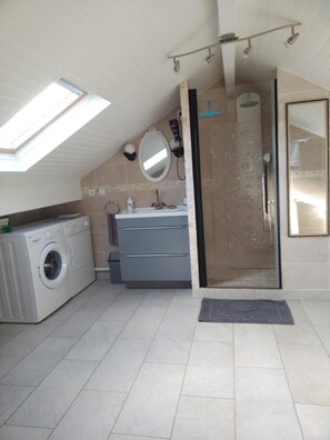 Shower, hair dryer, towels, soap - Jolie petit studio 1er étage mansarder (Boucau)