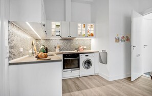 Kjøleskap, kokeplater og kaffetrakter/tekoker