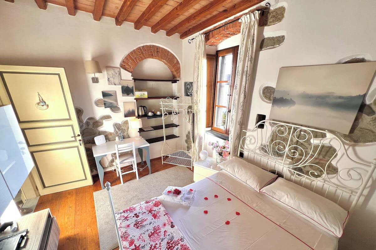 Comfort Room, Courtyard View | Iron/ironing board, free WiFi, bed sheets