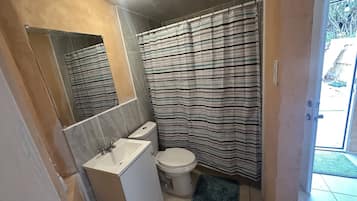 Room, 1 Bedroom | Bathroom
