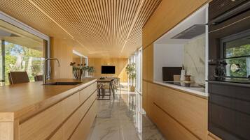 Frigorifero, forno, piano cottura, lavastoviglie