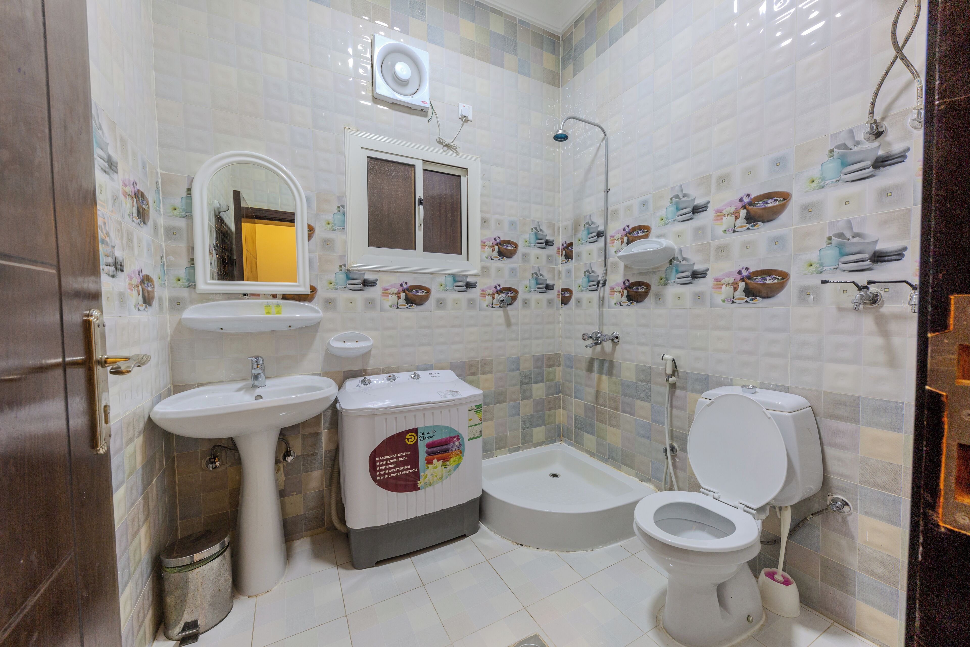 Bañera y ducha independientes, toallas, jabón, shampoo