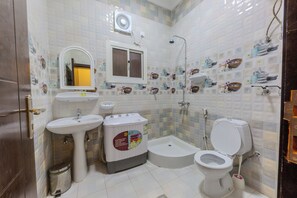 Baignoire et douche séparées, serviettes fournies, savon, shampoing