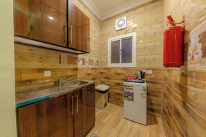 Mini-fridge, microwave - أحلى الليالي للشقق الفندقية Ahla Al Layali Hotel Apartments (Yanbu)