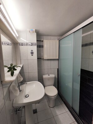 Douche, sèche-cheveux, bidet, serviettes fournies