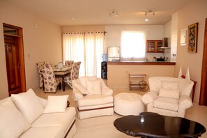 Casa premium, vista para o jardim | Área de estar | Smart TV 43 polegadas com canais digitais