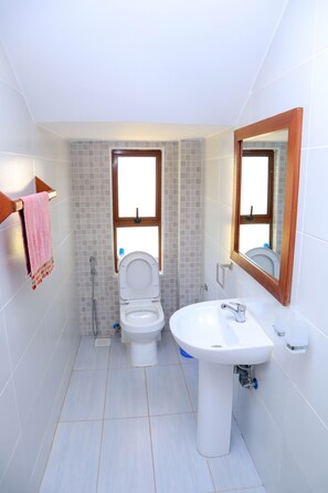 Premium House, Garden View | Bathroom | Shower, free toiletries, slippers, towels