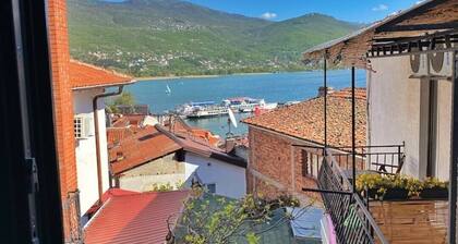 Overlooking lake & garden ⭐️ Stylish Old Town Villa