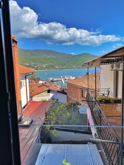 Overlooking lake & garden ⭐️ Stylish Old Town Villa