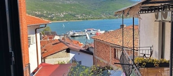 Overlooking lake & garden ⭐️ Stylish Old Town Villa