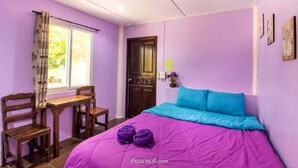 A room with a bed, a desk, and a chair. - PRAKAI RESORT (Photharam)