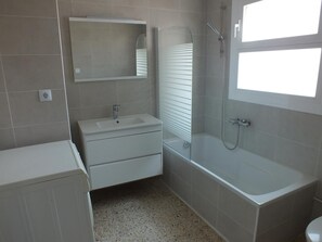 Bathroom - Sea-front apartment for 6, terrace, parking, French channels TV (Roses)