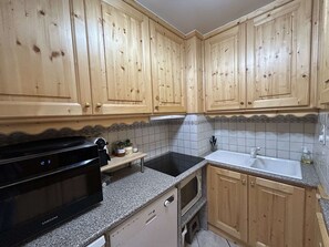 Fridge, microwave, stovetop, dishwasher