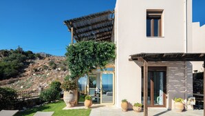 A modern house with a large patio, a pergola, and a view of the sea. - Villa Sellia-Julie (Sellia)