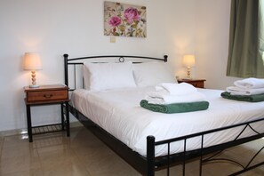 2 quartos, ferros/tábuas de passar roupa, berço de viagem