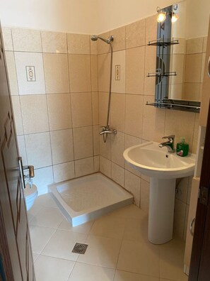 Shower, hair dryer, towels, toilet paper - Albania Dream Holidays Accommodation (Saranda)