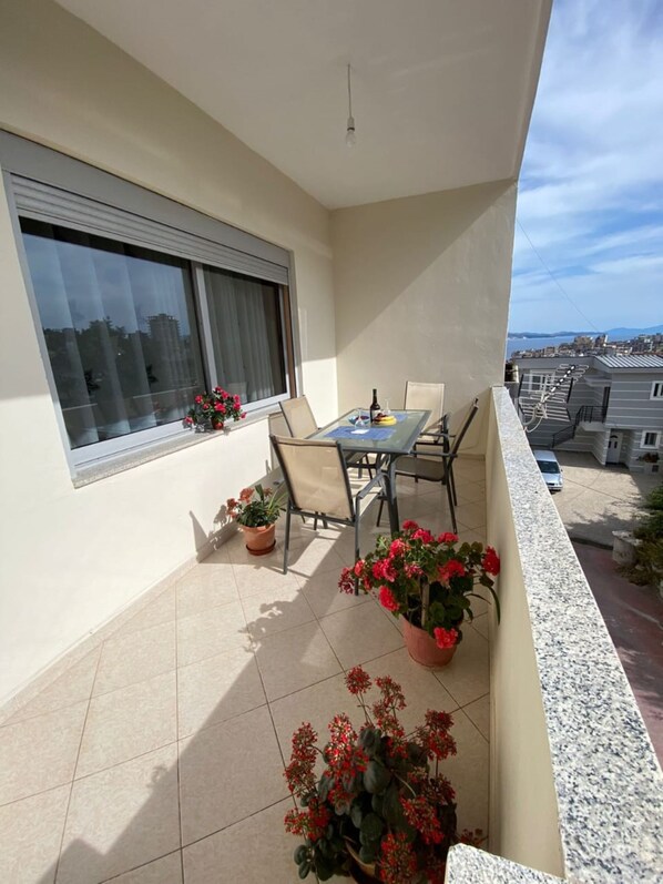 Outdoor dining - Albania Dream Holidays Accommodation (Saranda)