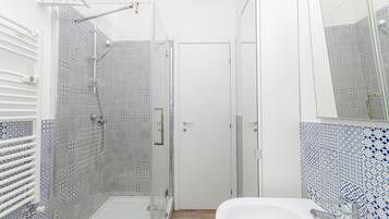 Leilighet | Bad | Toalettartikler (inkludert), hårføner, håndklær og såpe