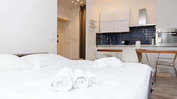 Apartment | Desk, blackout drapes, iron/ironing board, free WiFi
