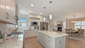 Mikrowelle, Herdplatte, Geschirrspüler