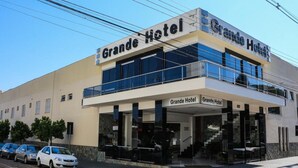 A hotel with a modern facade, multiple balconies, and a prominent entrance. - Grande Hotel Paranavaí (Paranavaí)