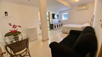 Quarto triplo luxo | Frigobar, escrivaninha, espaço de trabalho para notebook