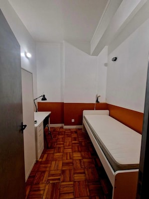 Desk, free WiFi, bed sheets - HOME CARRICHE (Lisbon)