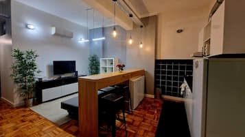 Geladeira, micro-ondas, fogão, cooktop
