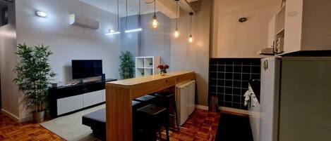 Frigorífico, microondas, horno y placa de cocina