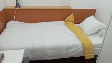 Quarto básico | Escrivaninha, Wi-Fi de cortesia, roupa de cama