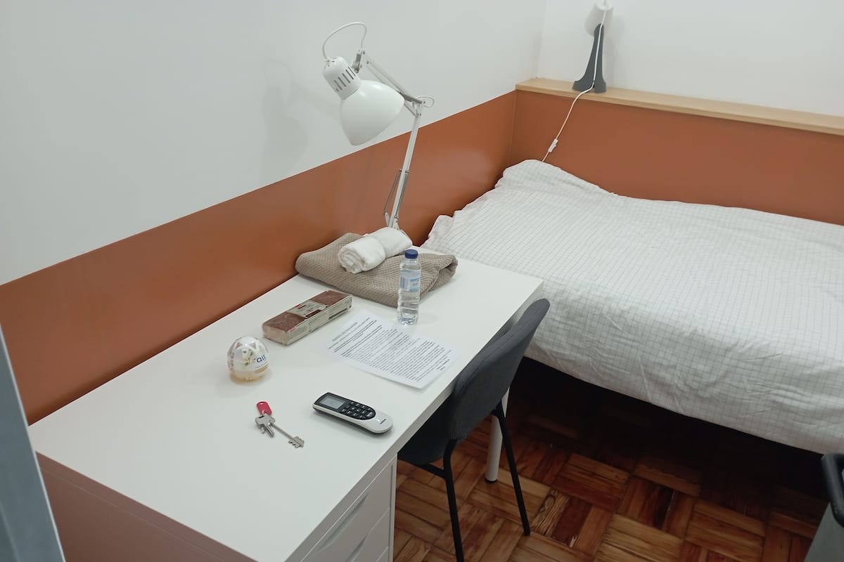 Basic Room | Desk, free WiFi, bed sheets