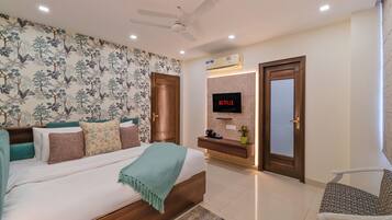 Apartment, 3 Bedrooms, Accessible, Smoking | Living room | Books