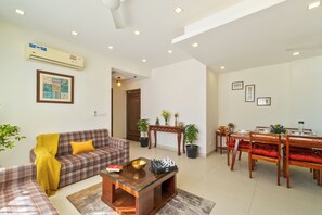Apartment, 3 Bedrooms, Accessible, Smoking | Living room