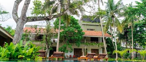 Außenpool, Sonnenschirme, Liegestühle