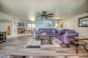 Smart-TV, DVD-spiller, bøker og stereoanlegg